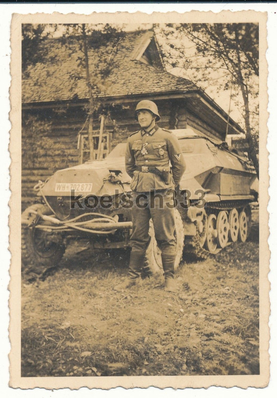 Foto Panzermann nach EK II Verleihung vor Schütz