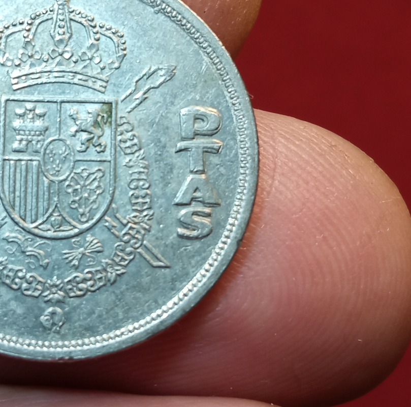 5 pesetas del rey de 1983 con troquel empastado. Sin-t-tulo