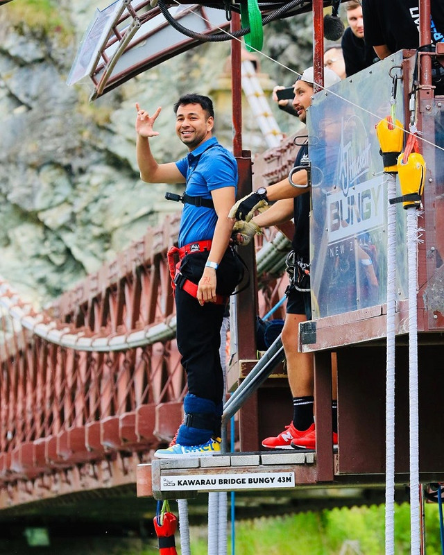 Raffi Ahmad bersiap untuk terjun dari bungee jumping.
