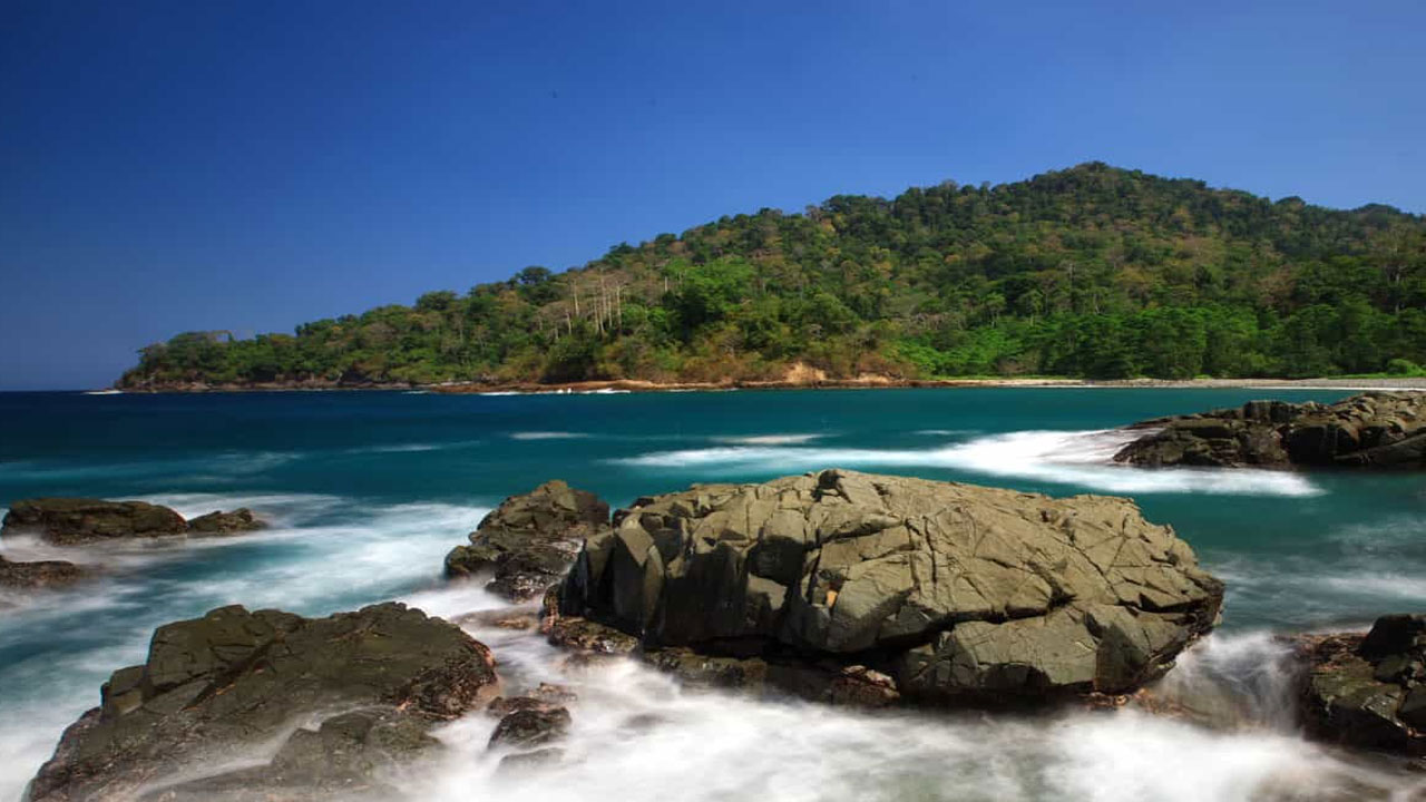 Menelusuri Keindahan Pantai Rajegwesi yang Sangat Menakjubkan