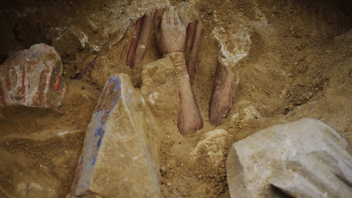 Descubren sarcófago de plomo en Notre-Dame