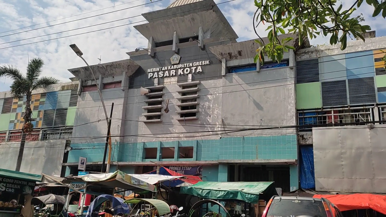 Pasar Kota Gresik, surganya kuliner telur ikan yang dekat dengan sejumlah hotel dan tempat sewa mobil.