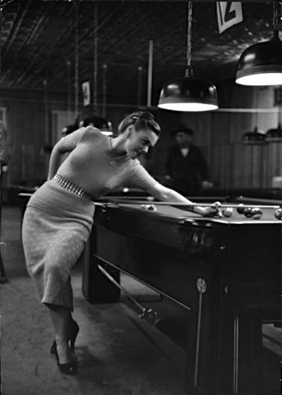 Women Playing Billiards in the Past (4)