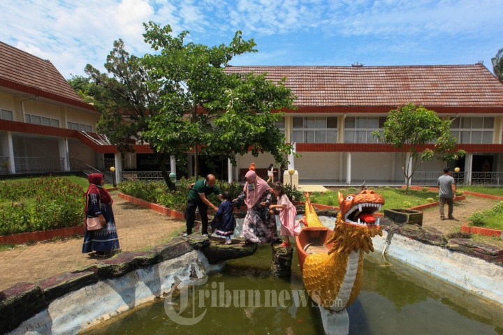 Sejumlah anak-anak sedang bermain dan melihat koleksi Museum Balaputra Dewa, Palembang, Selasa (27/10/2020).