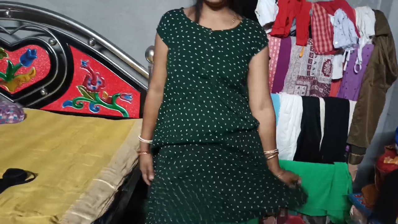 [Image: Desi-Indian-Bhabhi-Showing-Her-Sexy-Boob...48-000.jpg]