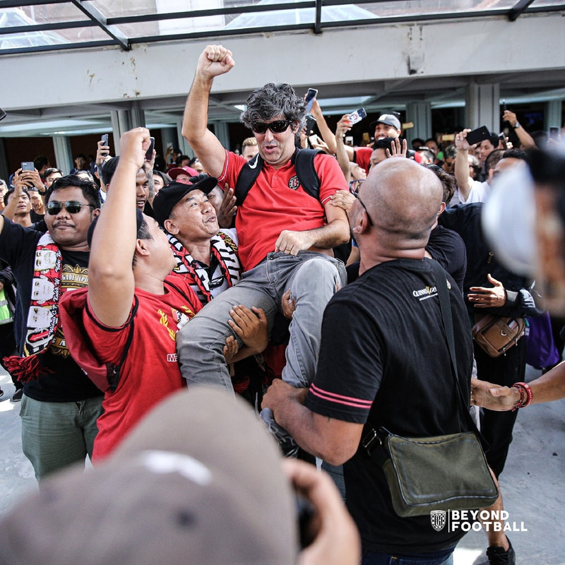 Tim Bali United disambut meriah oleh suporter dan keluarga saat tiba di Bandara I Gusti Ngurah Rai, Badung, Selasa (3/12/2019).