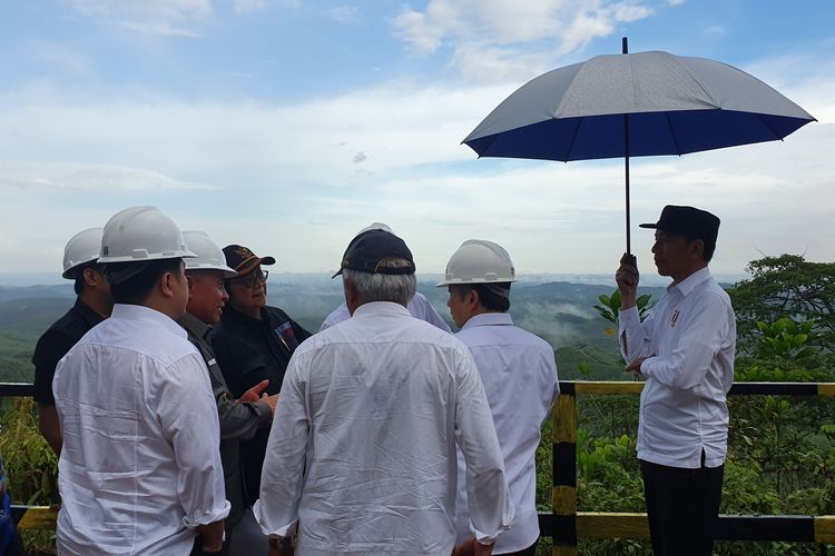 Presiden Joko Widodo meninjau lokasi kluster pemerintahan di calon ibu kota baru di Kecamatan Sepaku, Penajam Passer Utara, Kalimantan Timur, Selasa (17/12/2019).