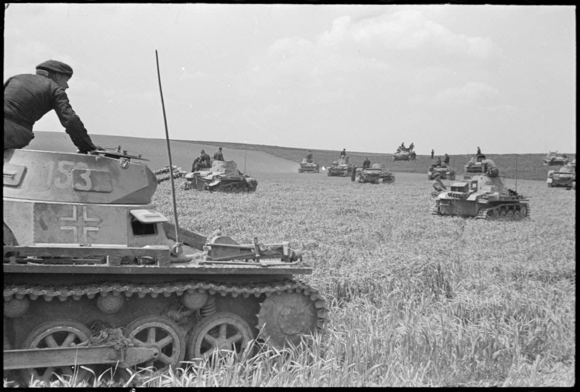 Durant la bataille de Gembloux (Belgique), des chars Panzer I et II de la 4e division blindée allema