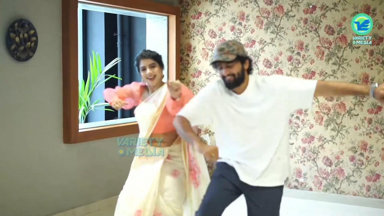 Pavithra Lakshmi Sexy Big Wide Navel in Saree from an event.mkv_snapshot_00.13.905