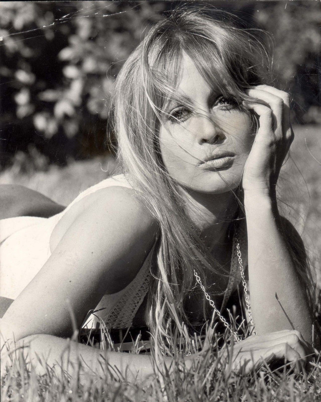 anouska_hempel_a03