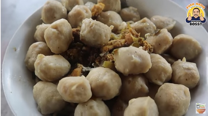 Mi ayam bakso ekstra bakso.