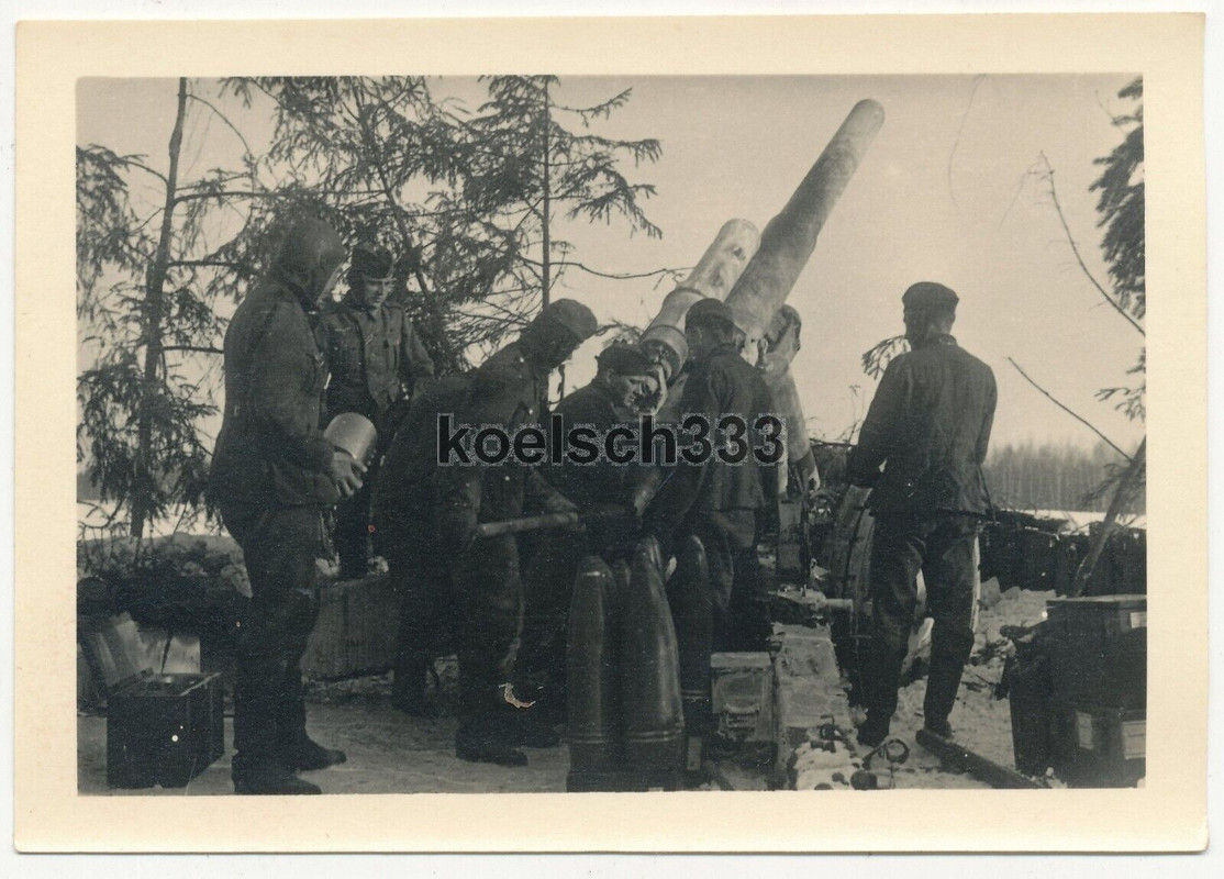 Foto Kanoniere am Artillerie Geschutz in Feuerstellung im Winter an der Ostfront