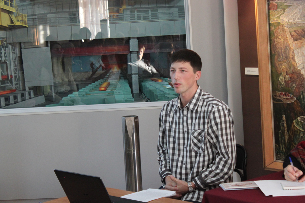 Щекотов Николай Андреевич читает доклад Род Журавлевых