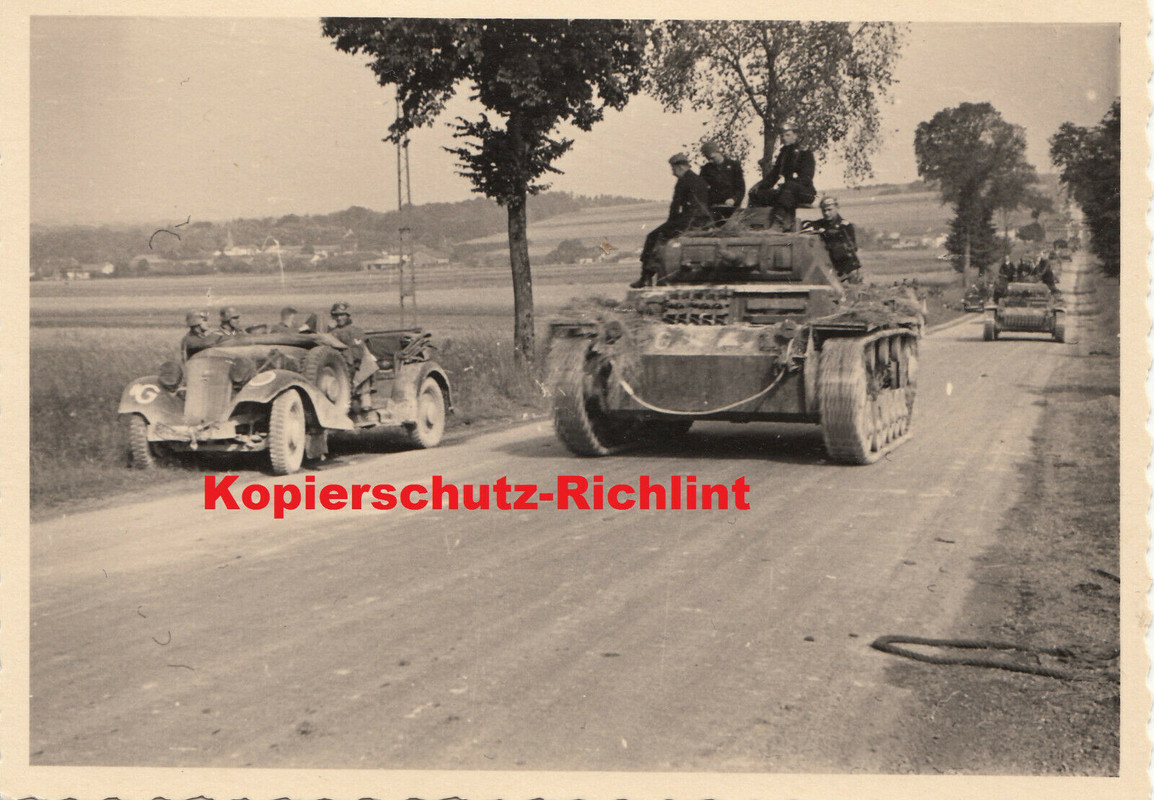 Wehrmacht deutscher Panzer III Vormarsch Kennung G & Kübelwagen 