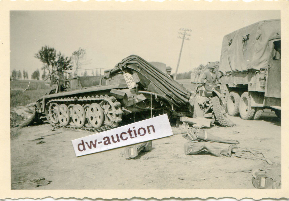 Polen , zerstörtes SdKfz Halbkette bei Lemberg