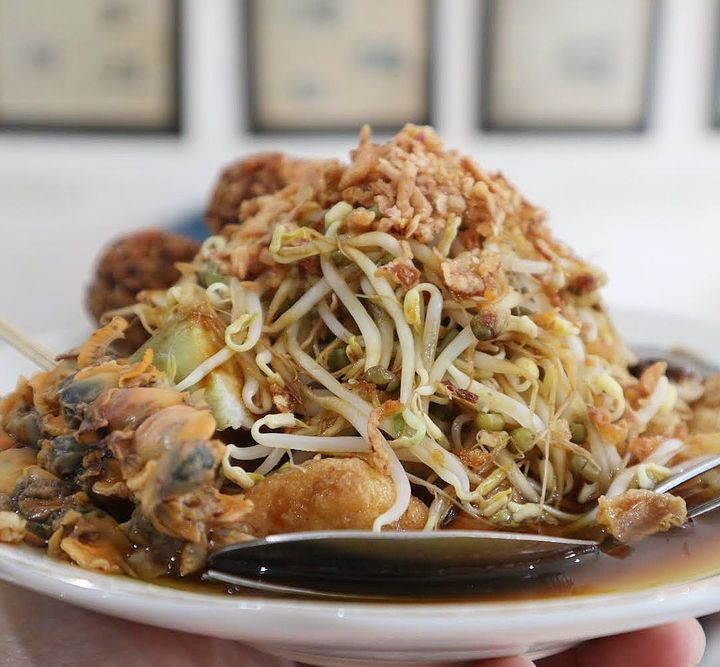 Lontong Balap Pak Gendut, pilihan tempat makan siang enak di Surabaya.