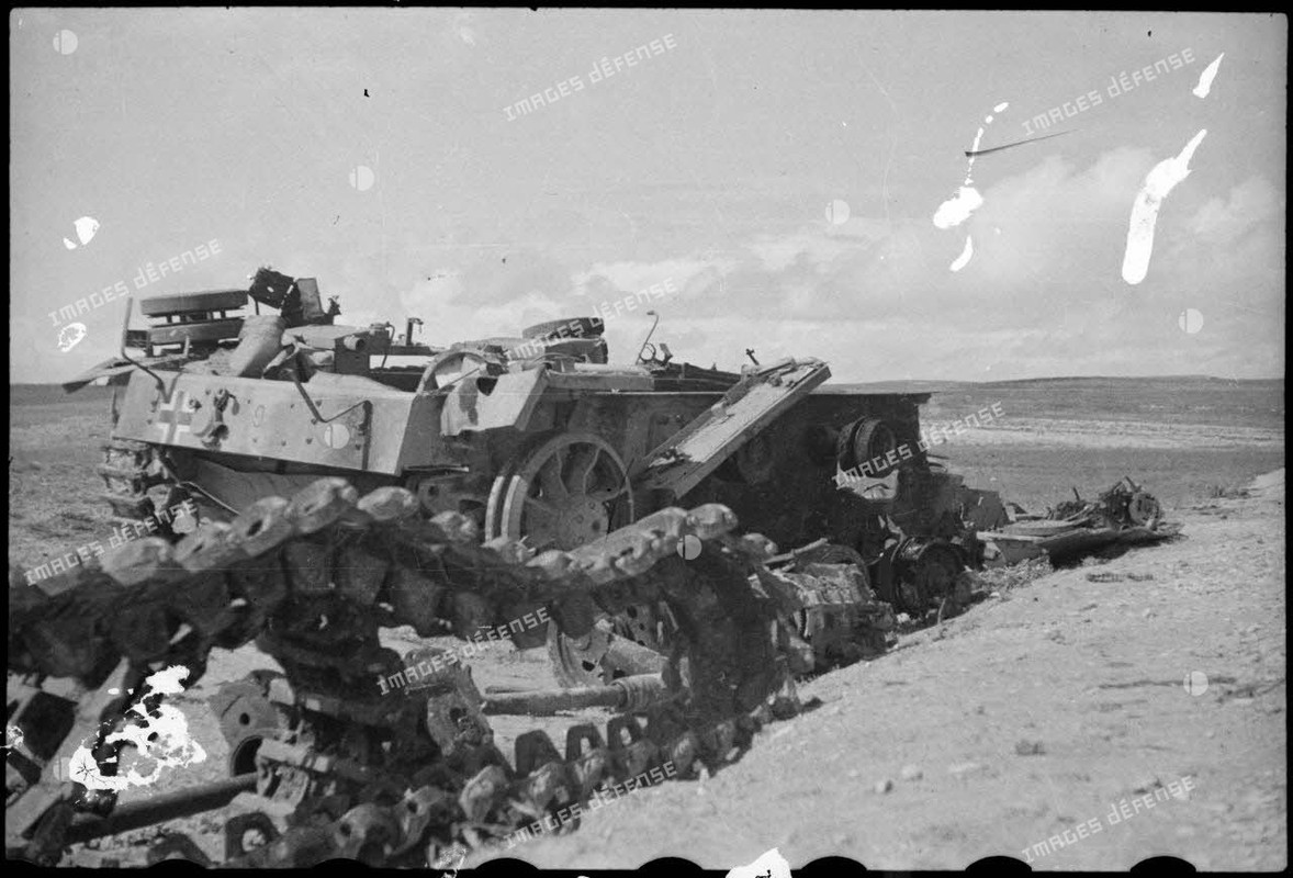 Epave d'un char moyen allemand Panzer-III sur le champ de bataille de Kasserine (7)