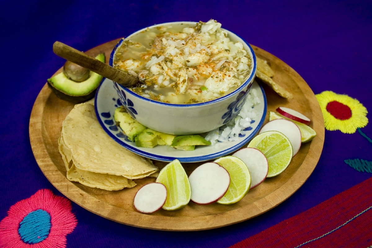¿Cuánto engorda un plato de pozole? Te decimos si es o no malo para la salud