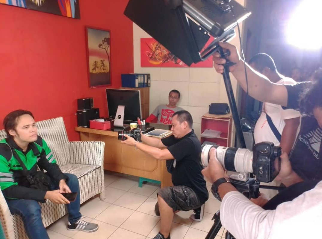 Putra almarhum Deddy Dores, Calvin Dores yang viral karena menjadi ojek online demi menyambung hidup. 