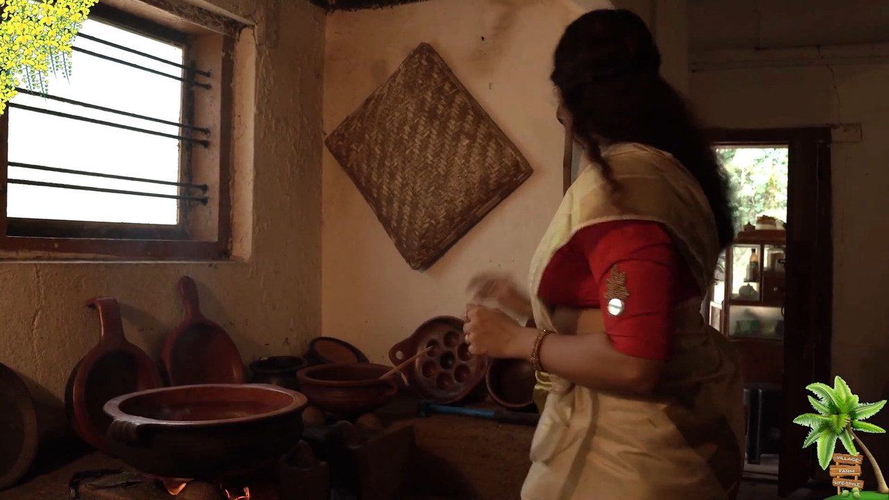 Curvy Beautiful Malyali Lady Sexy Big Boobs and Tummy in Kerala Saree.mkv_snapshot_00.04.450