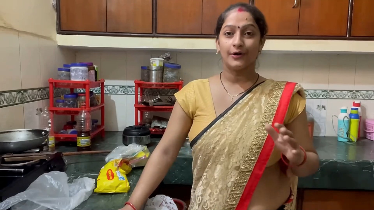 Sexy fleshy housewife ruby huge boobs, navel,ass in saree.mkv_snapshot_01.40.693