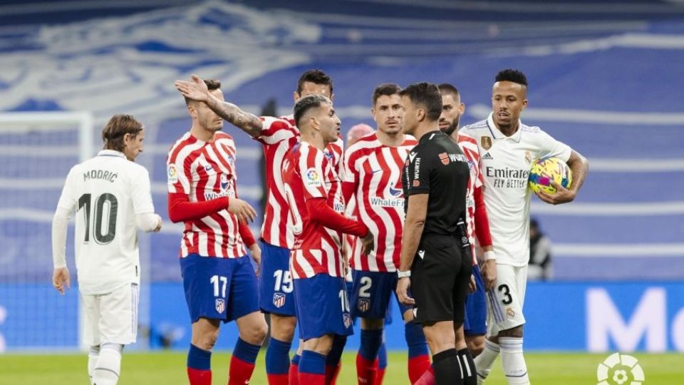 Atlético arremete contra el arbitraje tras empate en el derbi ante Real Madrid