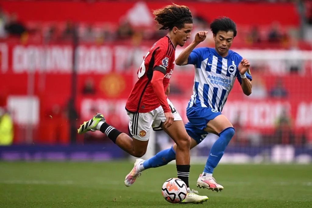 Manchester United's Tunisian midfielder Hannibal Mejbri (L) vies with Brighton's Japanese midfielder Kaoru Mitoma