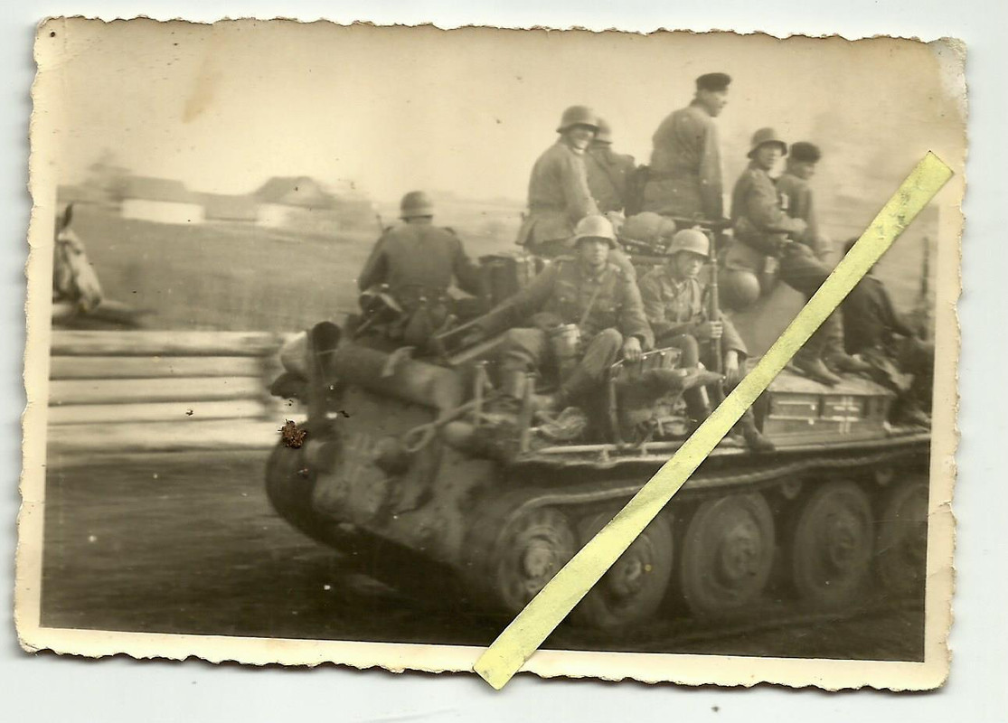 2WK WH Soldaten auf Panzer 38 T