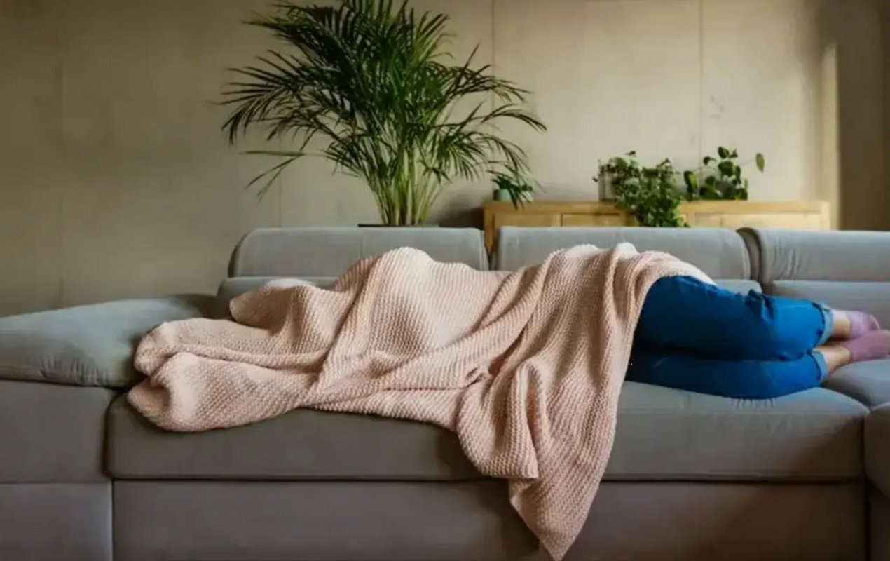 Niñera se viraliza por quedarse dormida, dejando sin cuidado a los niños