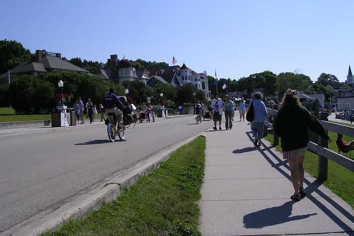 Pulau Mackinac telah melarang penggunaan mobil selama 125 tahun guna melestarikan keindahan alam dan pesona bersejarahnya.
