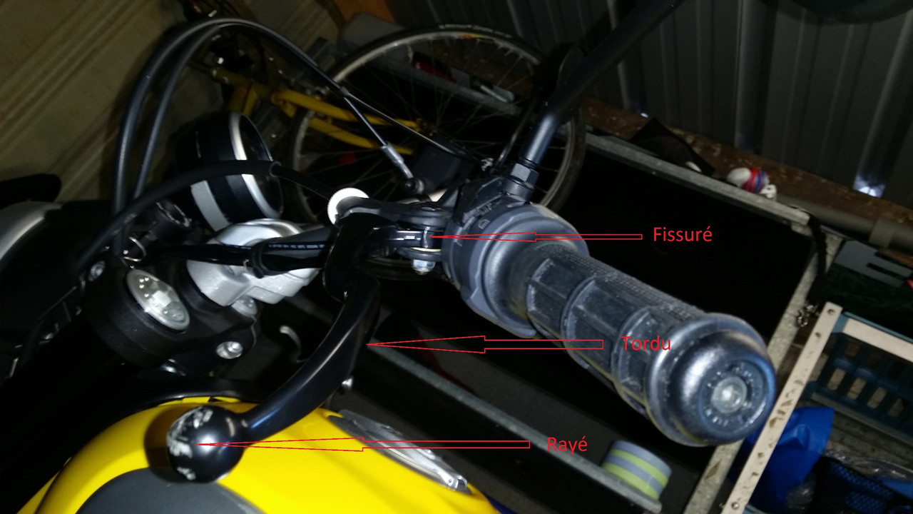 Posé moto au sol coté gauche