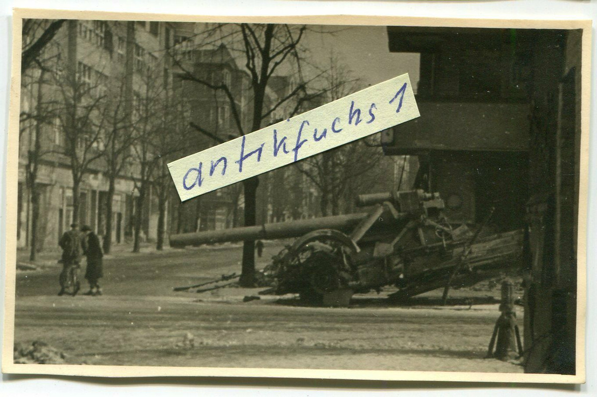 schweres WH-Geschütz in einer Strasse in Berlin 1945