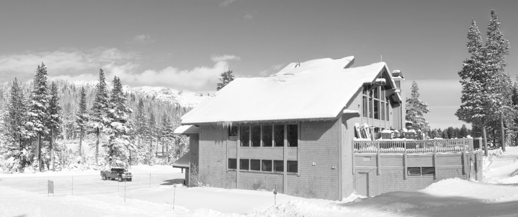 Ski_lodge_in_Boreal-ConvertImage