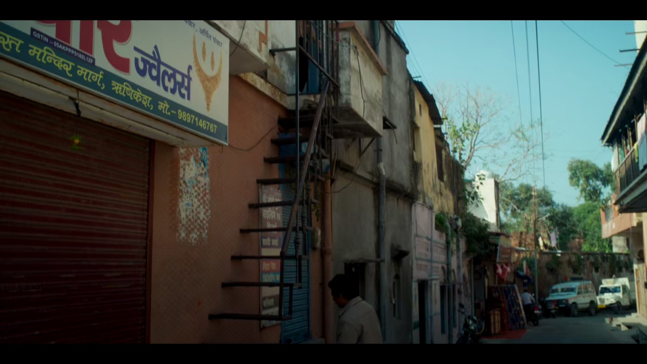 Rautu-ka-Raaz-2024-Hindi-WEB-DL-720p-HEVC-EAC3-6ch-ESub-mkv-0004