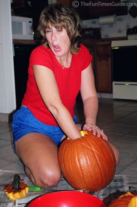 http://thefuntimesguide.com/images/blogs/lynnette-cleaning-out-pumpkin-guts.JPG