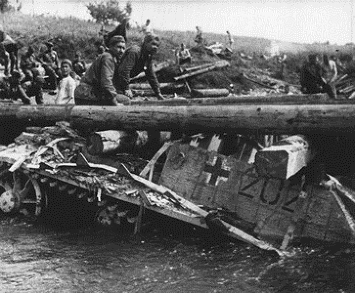 311 стрелковая дивизия. Фашистский танк, провалившийся с моста в