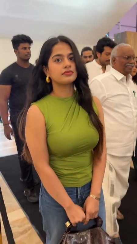 Nayanthara Chakravarthy sexy boobs in green tshirt.mp4_snapshot_00.07.889