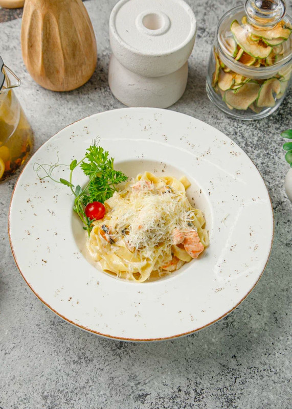 Феттучини с морепродуктами в сливочном соусе (360г)