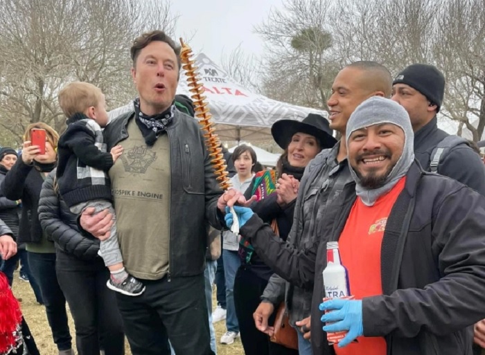 Momen Elon Musk menghabiskan waktu bersama anaknya, X A-12 selama festival berlangsung.