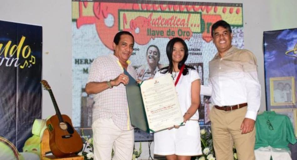 Rafael Manjarrez, Presidente de Sayco y Cesar Ahumada, Gerente de Sayco, entregan a Tatiana Marín, hija del artista, reconocimiento a la obra musical de su padre.