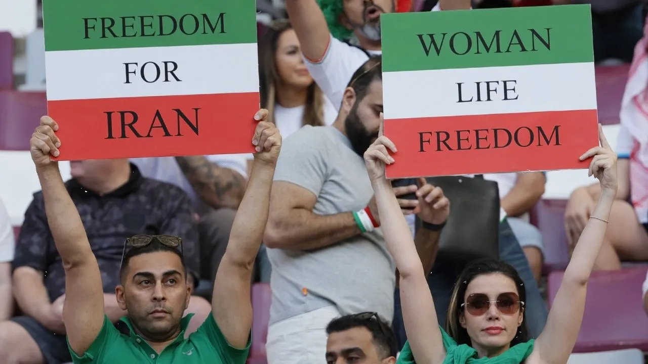 En Irán vs Gales los aficionados persas quisieron protestar pero los censuraron