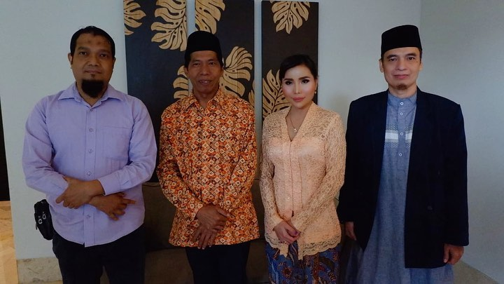 Kiwil dan Eva Bellisima foto bersama ustaz dan seorang pria lainnya (Instagram/Eva Bellisima)
