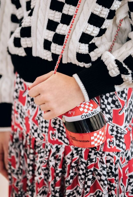 Chanel, la minibag ispirata al casco della Formula 1 Chanel, la minibag ispirata al casco della Formula 1