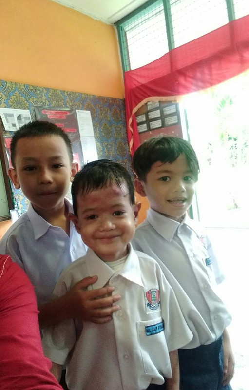 Tulisan Surah Al-Fatihah Adik Ini Buat Si Ibu Sebak, Meskipun Hidap Penyakit Kulit Serius. 6