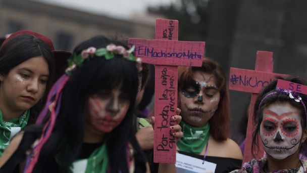 Mujeres se visten de catrinas y marchan contra el feminicidio y violencia de género