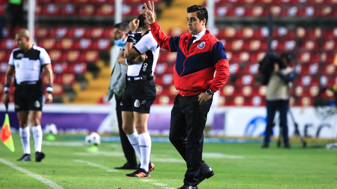 Club Chivas pronto dejará de tener a Michel Leaño como técnico interino