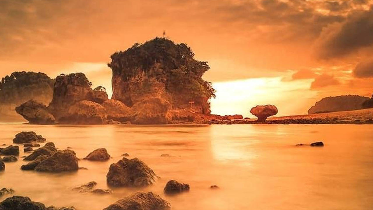 Pantai Watu Leter, Wisata yang Wajib Dikunjungi di Malang Selatan