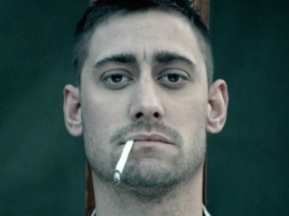 Michael Socha fumando un cigarrillo (o marihuana)
