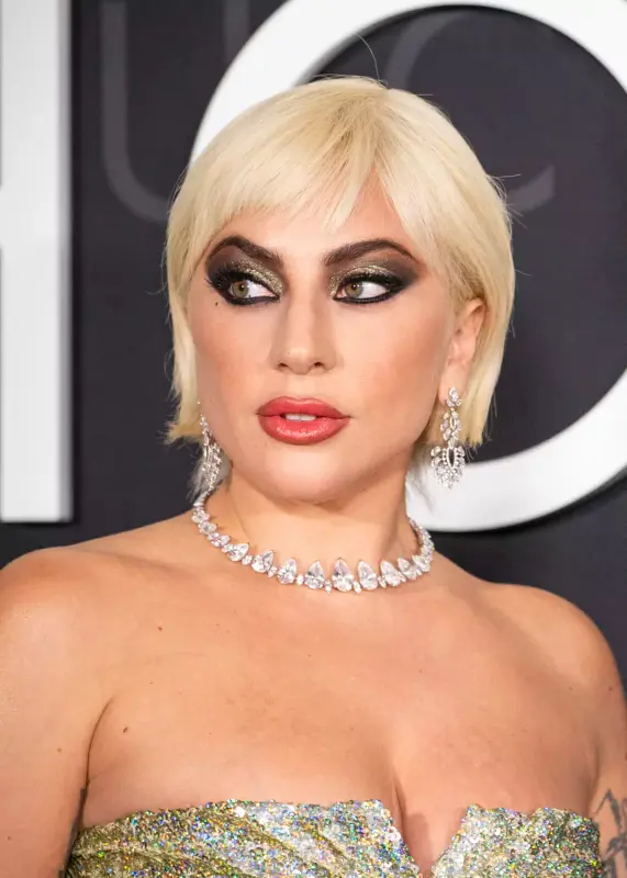 portrait-2-lady-gaga-la-premiere-2021.we