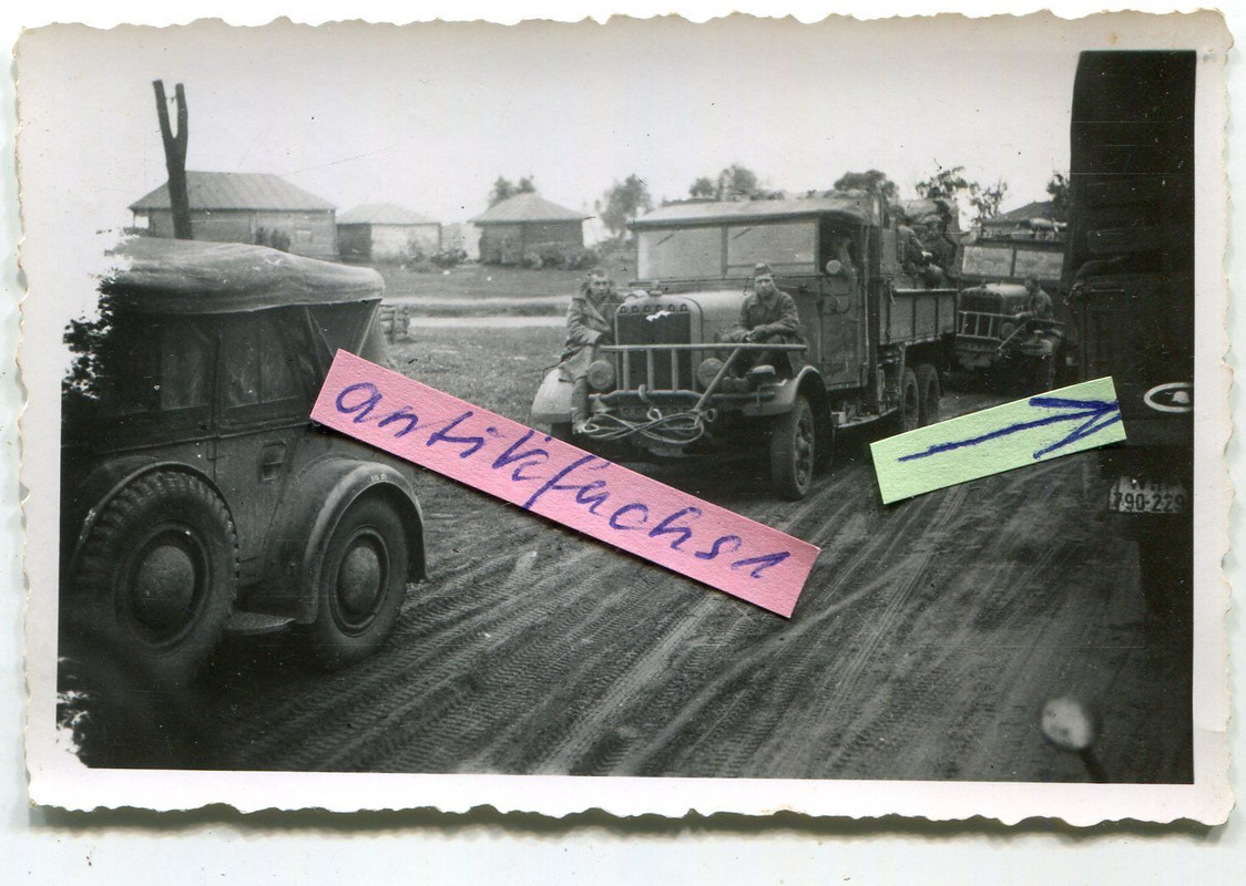 Militär-Fahrzeuge vom Panzer-Regiment GD an der Front im 2.WK